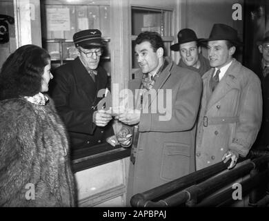 Der französische Boxer Robert Charron verlässt die Central Station Amsterdam Annotation: Charron nimmt an einem Boxkampf gegen Luc van Dam im RAI in Amsterdam Teil Datum: 13. Dezember 1947 Ort: Amsterdam Schlagwörter: Boxer, Name der Sportperson: Charron, Robert Stockfoto