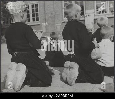 Lebensmittelversorgung: Wageningen Beschreibung: Befreiungspartys. Volendam feiert die Befreiung. Kinder, die Marionettenschau ansehen Datum: 1. Juli 1945 Ort: Noord-Holland, Volendam Schlüsselwörter: Kinder, Kostüm, Clogs Stockfoto