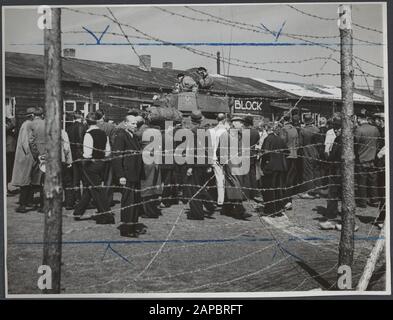 Lebensmittelversorgung: Wageningen Beschreibung: Befreiung des Konzentrationslagers in Amersfoort. Ein kanadischer Panzer ist in das Lager eingetreten Datum: 7. Mai 1945 Ort: Amersfoort, Utrechter (Provinz Schlüsselwörter: Befreiung, Konzentrationslager, Soldaten, Panzer Stockfoto