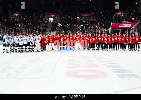 22. Januar 2020, Lausanne, Schweiz: Die Medaillengewinner der Eishockey-Veranstaltung der Männer bei den Olympischen Winter-Jugendspielen 2020 in der Schweiz in Lausanne. ..Links, Vereinigte Staaten (Silbermedaille), Mitte, Russland (Goldmedaille), rechts, Kanada (Credit Image: © Christopher Levy/ZUMA Wire) Stockfoto