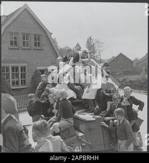 Lebensmittelversorgung: Wageningen Beschreibung: Befreiung von Amersfoort. Krankenschwestern und Kinder erklimmen ein gepanzertes Auto der Alliierten Datum: 7. Mai 1945 Ort: Amsterdam, Noord-Holland Schlagwörter: Befreier, Befreiung, Kinder, Militärfahrzeuge, Militärfahrzeuge, gepanzerte Fahrzeuge, Krankenschwestern Stockfoto