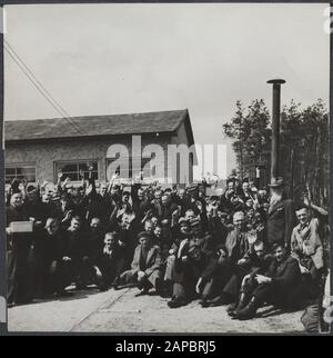 Lebensmittelversorgung: Wageningen Beschreibung: Befreiung des Lagers Amersfoort. Alle Häftlinge des Lagers Amersfoort sind bereit, nach Hause zurückzukehren Datum: 7. Mai 1945 Ort: Amersfoort, Utrechter (Provinz Schlüsselwörter: Befreiung, Konzentrationslager, Gefangene Stockfoto