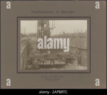 Fischerhafen in IJmuiden Beschreibung: Bau eines Kais. Steuertestposten. Bau von Anlegesteg und Entladedock aus Stahlbeton Datum: 25. August 1916 Standort: Noord-Holland, Noord-Holland, Velsen, Velsen Schlüsselwörter: Kais, Testpfähle, Gerüste, Fischereihäfen, Hydraulikanlagen Stockfoto
