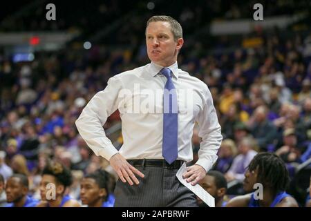 Baton Rouge, LA, USA. Januar 2020. Florida Head Coach Mike White reagiert auf einen Anruf während der NCAA-Basketballaktion zwischen den Florida Gators und den LSU Tigers im Pete Maravich Assembly Center in Baton Rouge, LA. Jonathan Mailhes/CSM/Alamy Live News Stockfoto