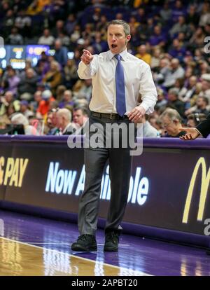 Baton Rouge, LA, USA. Januar 2020. Florida Head Coach Mike White kreischt Anweisungen für seine Spieler während der NCAA-Basketballaktion zwischen den Florida Gators und den LSU Tigers im Pete Maravich Assembly Center in Baton Rouge, LA. Jonathan Mailhes/CSM/Alamy Live News Stockfoto