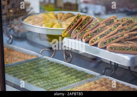 Türkische Nationalbonbons im Straßenladen. Baklava und begeistert türkische Küche. Stockfoto