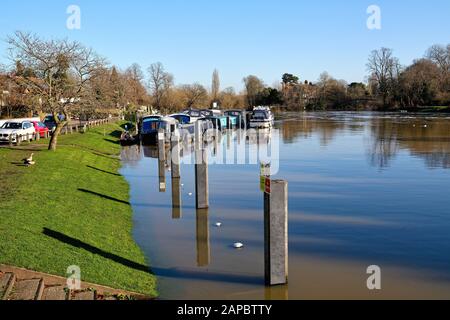 Die Themse in Shepperton an einem sonnigen Wintertag, Surrey England UK Stockfoto