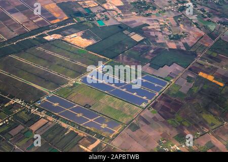 Solaranlage, Photovoltaik-Kraftwerk. Luftansicht. Stockfoto