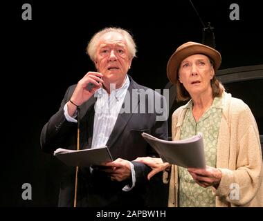 Michael Gambon (Mr. Rooney) mit Eileen Atkins (Mrs Rooney) in ALL THAT FALL von Samuel Beckett unter der Regie von Trevor Nunn im Jermyn Street Theatre, London SW1 im Jahr 2012 Michael John Gambon, geboren 1940 in Cabra, Dublin, Zog mit 6 Jahren nach London und wurde britischer Staatsbürger. 1998 zum Ritter geschlagen. Mehr-Preisträger, darunter 3 Oliviers und 4 BAFTAs. Stockfoto