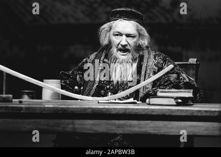 Michael Gambon als Galileo Galilei im LEBEN VON GALILEO von Bertold Brecht, übersetzt von Howard Brenton, unter der Regie von John Dexter am Olivier Theatre, National Theatre (NT), London im Jahr 1980. Michael John Gambon, geboren 1940 in Cabra, Dublin, zog mit 6 Jahren nach London und wurde britischer Staatsbürger. 1998 zum Ritter geschlagen. Mehr-Preisträger, darunter 3 Oliviers und 4 BAFTAs. Stockfoto