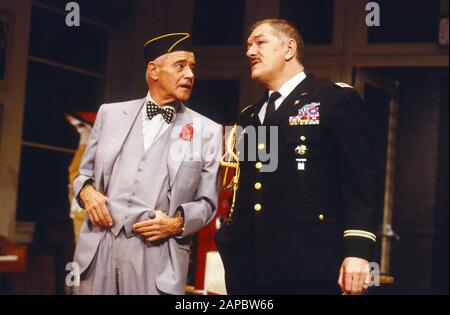 Jack Lemmon (John MacCormick Butts) mit Michael Gambon (Walter Kercelik) in VETERANS DAY von Donald Freed unter der Regie von Kevin Billington am Theatre Royal Haymarket, London im Jahr 1989. Michael John Gambon, geboren 1940 in Cabra, Dublin, zog mit 6 Jahren nach London und wurde britischer Staatsbürger. 1998 zum Ritter geschlagen. Mehr-Preisträger, darunter 3 Oliviers und 4 BAFTAs. Stockfoto