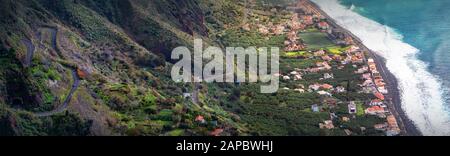 Blick auf das Dorf Paul do Mar an der Westküste der Insel Madeira. Stockfoto