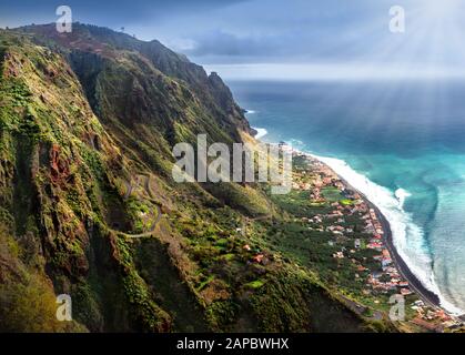 Blick auf das Dorf Paul do Mar an der Westküste der Insel Madeira Stockfoto