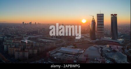 Mailänder Skyline bei Sonnenaufgang, Luftbild. Die neuen 3 Wolkenkratzer (die gerade, die geschwungene und die krumme Straße genannt) des Stadtteils Citylife im Morgengrauen. Stockfoto