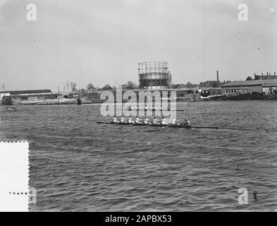 Ruderin der Damen von Amstel ca. 4 km Datum: 25. april 1954 Ort: Amstel, Noord-Holland Schlagwörter: Damen, Champion, Rudern persönlicher Name: Amstel Stockfoto