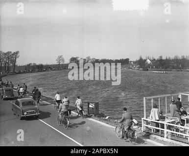 Ruderin der Damen von Amstel ca. 4 km Datum: 25. april 1954 Ort: Amstel, Noord-Holland Schlagwörter: Damen, Champion, Rudern persönlicher Name: Amstel Stockfoto