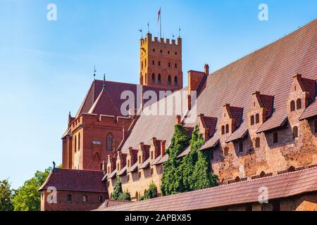 Malbork, Pomerania/Polen - 2019/08/24: Panoramaaussicht auf die mittelalterliche Burg des Deutschen Orden in Malbork, Polen - Hohe Burg und Mittlere Burg Stockfoto