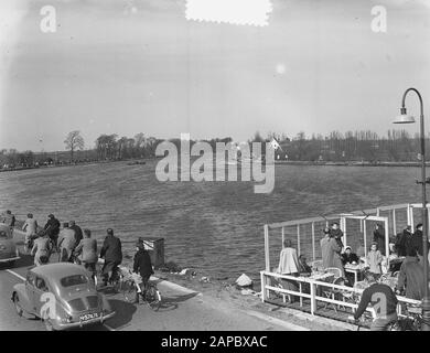 Ruderin der Damen von Amstel ca. 4 km Datum: 25. april 1954 Ort: Amstel, Noord-Holland Schlagwörter: Damen, Champion, Rudern persönlicher Name: Amstel Stockfoto