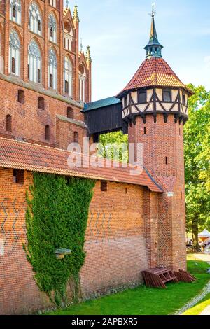 Malbork, Pomerania/Polen - 2019/08/24: Schloss des mittelalterlichen Deutschen Orden in Malbork, Polen - Festung der mittleren Burg, umgeben von der inneren Verteidigung Stockfoto