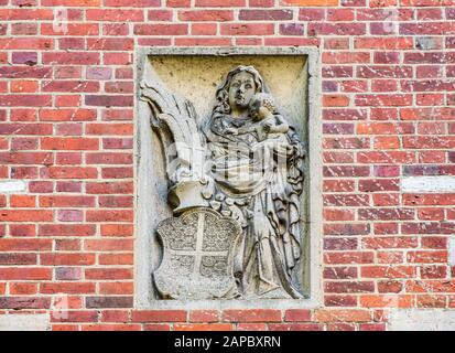 Malbork, Pomerania/Polen - 2019/08/24: Schloss des mittelalterlichen Deutschen Orden in Malbork, Polen - Torturm der Festung Mittelburg Stockfoto