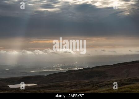 Glasgower Stadtbild - Morgenwolken. Blick von den Kilpatrick Hills Stockfoto