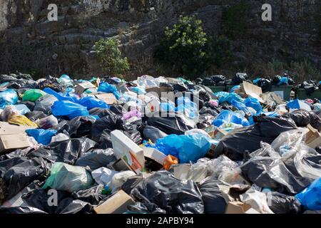 Müll liegt auf den Straßen der griechischen Insel Korfu Stockfoto