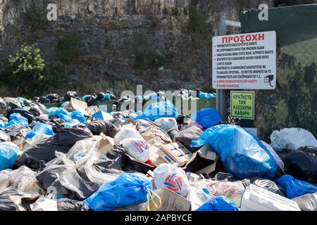 Griechenland, KORFU- 10. Juli 2018: Müll auf den Straßen der griechischen Insel Korfu Stockfoto