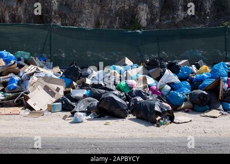 Müll liegt auf den Straßen der griechischen Insel Korfu Stockfoto