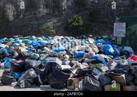 Griechenland, KORFU- 10. Juli 2018: Müll auf den Straßen der griechischen Insel Korfu Stockfoto