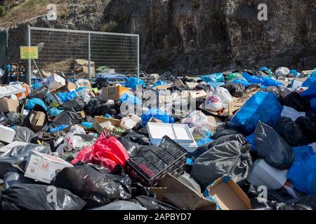 Griechenland, KORFU- 10. Juli 2018: Müll auf den Straßen der griechischen Insel Korfu Stockfoto