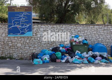 Griechenland, KORFU- 10. Juli 2018: Müll auf den Straßen der griechischen Insel Korfu Stockfoto