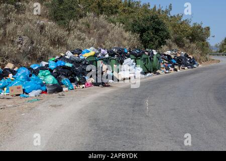 Müll liegt auf den Straßen der griechischen Insel Korfu Stockfoto