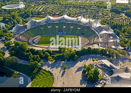 Luftbild des Münchner Olympiastadions im Olympiapark bei Sonnenuntergang Stockfoto