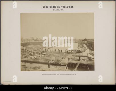 Merwedekanaal südlich von Utrechter Beschreibung: Bau einer Schleuse in der Nähe von Vreeswijk. Lage nördlich der Schleusengrube, bewies das Achsendatum: 25. April 1884Standort: Utrechter, Vreeswijk, Vreeswijk Schlüsselwörter: Schlösser, Schlossbrunnen, Schlösser, Hydraulikanlagen Stockfoto