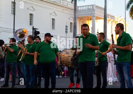 Culiacan, Sinaloa, Mexiko - 19. Januar 2019: Mexikanische regionale Musikmusiker in einer Parade Stockfoto