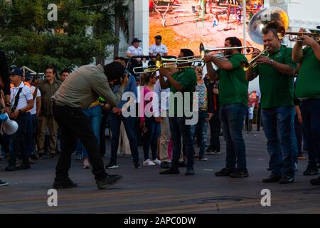 Sinaloa, Mexiko - 19. Januar 2019: Journalisten Fotografen fotografieren eine mexikanische Kulturparade Stockfoto