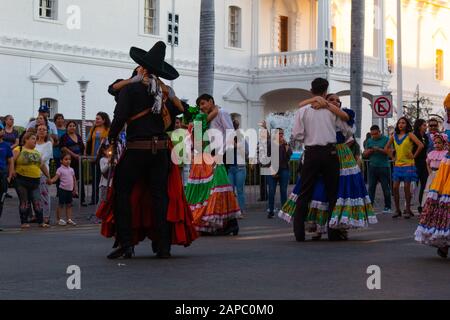 Sinaloa, Mexiko - 19. Januar 2019: Mexikanische Kulturparade mit Marichis und Adelitas Tanz Stockfoto