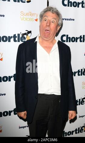 London, Großbritannien. März 2015. Terry Jones bei den Chortle Comedy Awards in Jongleurs, Camden. Es wurde bekannt, dass Monty Python-Star Terry Jones im Alter von 77 Jahren gestorben ist, Jones war eines der Mitglieder des beliebten Monty Python-Teams, zusammen mit John Cleese, Eric Idle, Graham Chapman, Michael Palin und Terry Gilliam. Der Schauspieler und Regisseur litt seit vier Jahren an Demenz und war seitdem nur noch selten in der Öffentlichkeit zu sehen. Foto erreicht: 16.03.2015 Credit: Sopa Images Limited/Alamy Live News Stockfoto