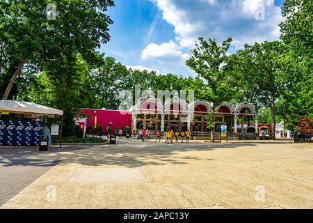 Gäste, die Spaß an Six Flags Great Adventure haben, einem berühmten Vergnügungspark im Jackson Township New Jersey Stockfoto