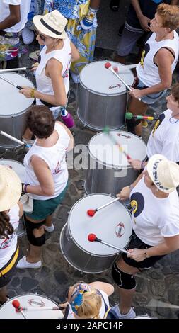 Afoxe Trommler spielen im Salvador Carnival 2019 Stockfoto