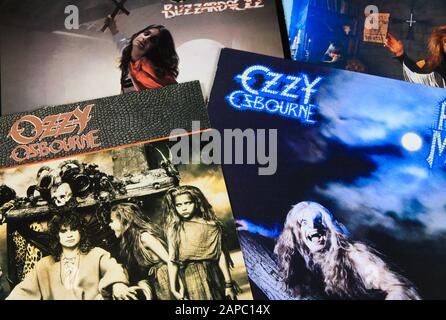 VIERSEN, DEUTSCHLAND - 22. AUGUST. 2019: Blick auf Ozzy Osbourne Vinyl-Schallplattenkollektion Stockfoto