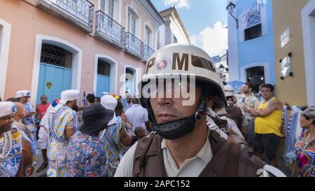 Polizist (PM) im Dienst beim brasilianischen Karneval, Salvador, Bundesstaat Bahia, Brasilien Stockfoto