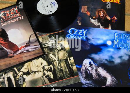 VIERSEN, DEUTSCHLAND - 22. AUGUST. 2019: Blick auf Ozzy Osbourne Vinyl-Schallplattenkollektion Stockfoto