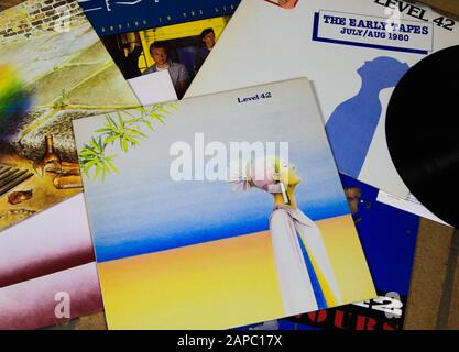 VIERSEN, DEUTSCHLAND - 22. AUGUST. 2019: Blick auf Schallplatten-Sammlung Der Stufe 42 Stockfoto