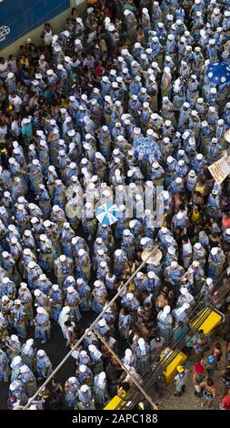 Filhos de Gandhy (sic) Parade und Enthüllungen im Karneval in Salvador, Bahia, Brasilien 2019 Stockfoto