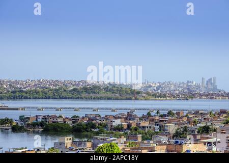 Blick auf die Plataforma und Alto do Cabrito (in der Ferne) Favela Slum Gemeinden in Salvador, Bahia, Brasilien Stockfoto