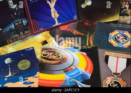 VIERSEN, DEUTSCHLAND - 22. AUGUST. 2019: Blick auf die Sammlung von ELO (Electric Light Orchestra)-Retro-Schallplatten Stockfoto