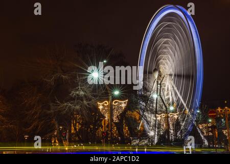 Das berühmte Budapester Augen-Riesenrad auf dem Elisabeth-Platz zu Weihnachten nach Sonnenuntergang. Stockfoto