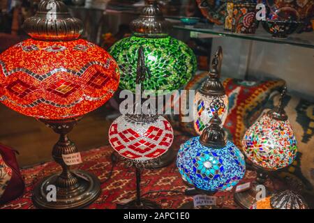 Fantastische traditionelle, handgefertigte türkische Lampen im Souvenirladen. Mosaik aus farbigem Glas. Abends angezündet, für eine gemütliche Atmosphäre in Budapest. Stockfoto