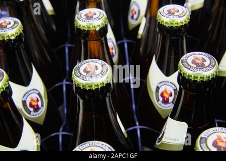 VIERSEN, DEUTSCHLAND - 21. AUGUST. 2019: Nahaufnahme der bayerischen Franziskaner Weizenbier- (Weissbier) Flaschen mit Kronlappen im Flaschengehäuse Stockfoto